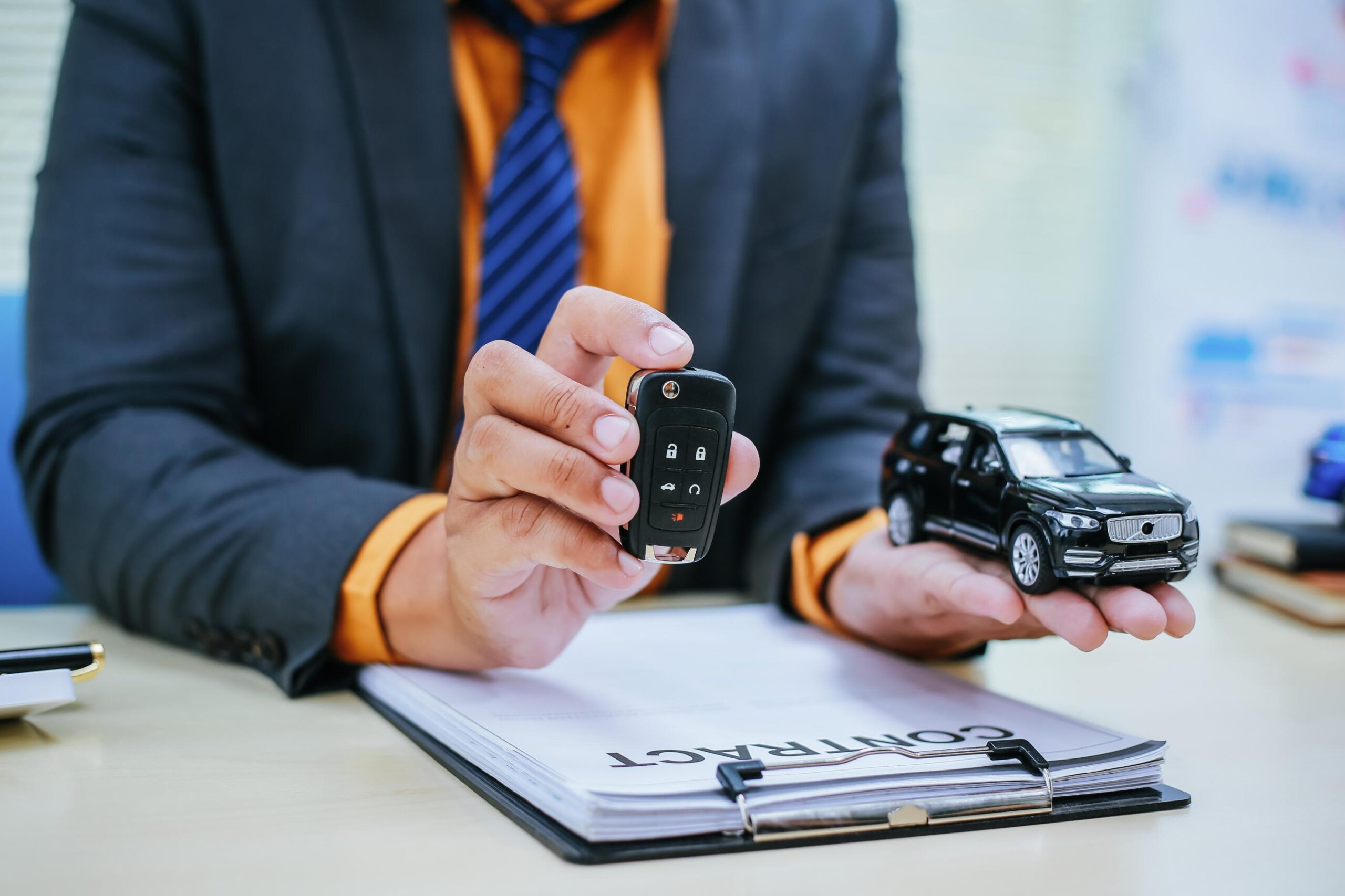 Heb je net een tweedehands auto gekocht? Ontdek welke zaken je direct moet regelen, van verzekering en onderhoud tot controle van autosleutels en banden.
